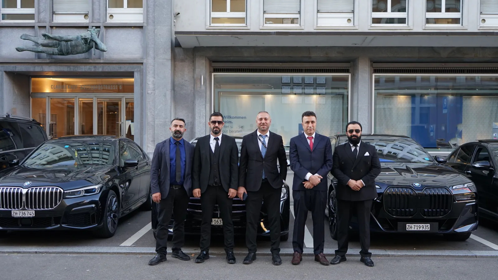 Unser Team vor den Fahrzeugen in Zürich