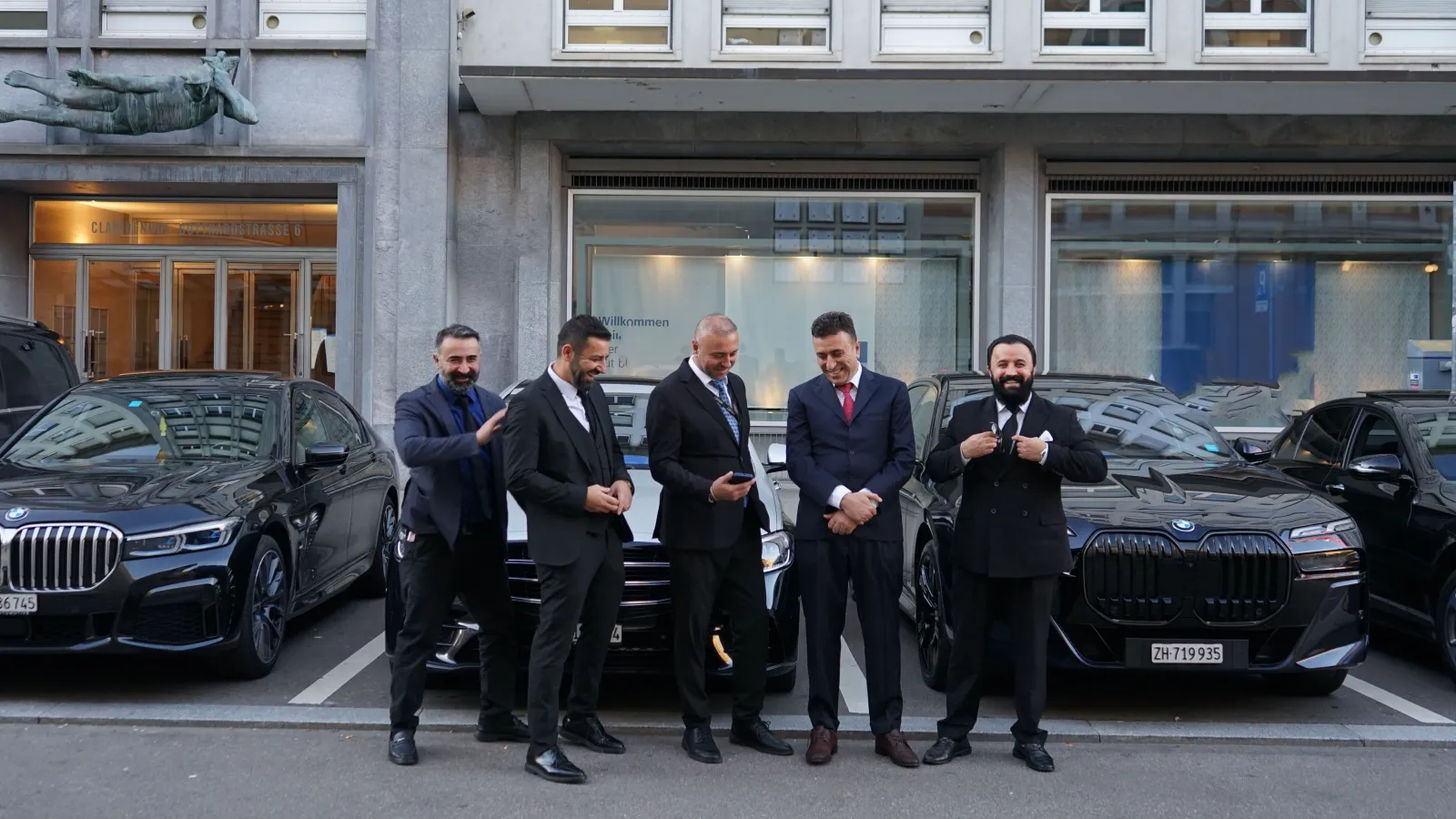 Unser Team in einem entspannten Moment vor den Fahrzeugen