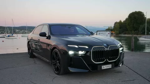 BMW 7 — Luxury Sedan 