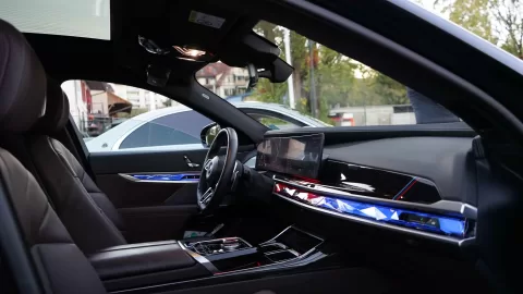 BMW 7 — Luxury Sedan 